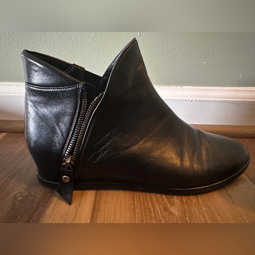 STUART WEITZMAN
Lowkey Leather Hidden Wedge Heel Boots size 8 black - Picture 7 of 15